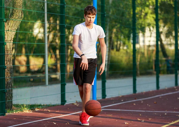 Ein Süßer Junge Shirt Spielt Basketball Auf Einem Städtischen Spielplatz — Stockfoto