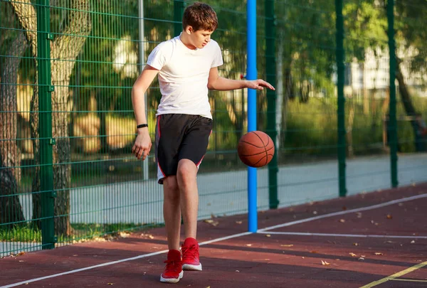 Милий Хлопчик Футболці Грає Баскетбол Міському Майданчику Активний Підліток Насолоджується — стокове фото