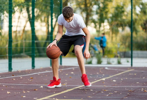 Garçon Mignon Dans Shirt Joue Basket Sur Une Aire Jeux — Photo