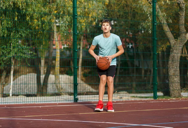 Ein Süßer Junge Grünen Shirt Spielt Basketball Auf Einem Städtischen — Stockfoto