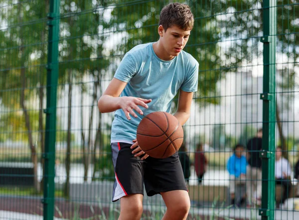 Ein Süßer Junge Grünen Shirt Spielt Basketball Auf Einem Städtischen — Stockfoto