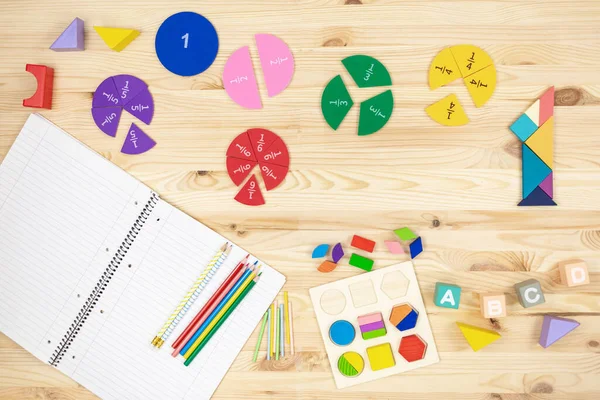 木制桌子上打开的记事本上数学的精彩分数 对孩子们来说数学很有趣教育 回到学校的概念 — 图库照片