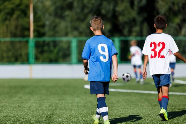 Mladí Sportovci Modrém Sportovním Oblečení Běhají Kopají Míč Hřišti Fotbalový — Stock fotografie