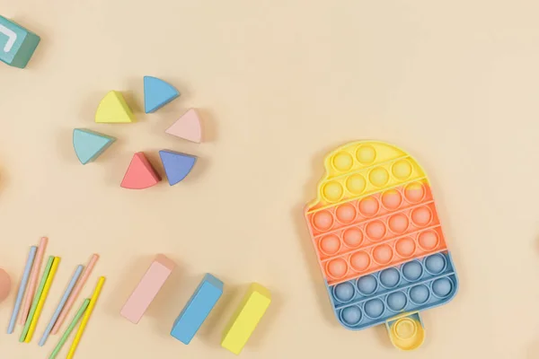 Beliebte Silikon Pastell Stress Pop Spielzeuge Und Holzwürfel Für Ein — Stockfoto