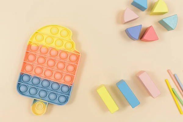 Beliebte Silikon Pastell Stress Pop Spielzeuge Und Holzwürfel Für Ein — Stockfoto