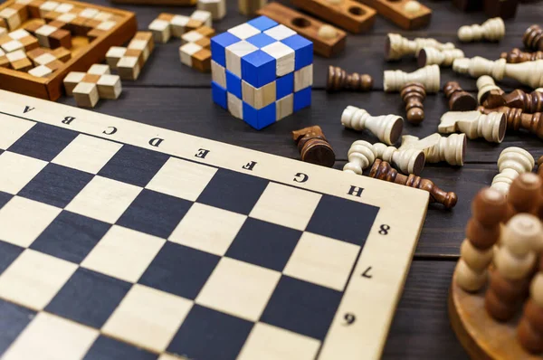 Schachbrett Und Schachfiguren Holzwürfel Puzzlespiele Auf Dunklem Holztisch Beliebte Logikspiele — Stockfoto