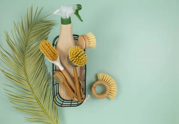 Ahşap bambu ve bulaşık yıkama, banyo ve nane arkaplanındaki ev temizliği için hindistan cevizi fırçası. Ev işleri için çevre dostu sıfır atık yaşam tarzı kavramı, yeniden kullanılabilir ve geri dönüşüm araçları.