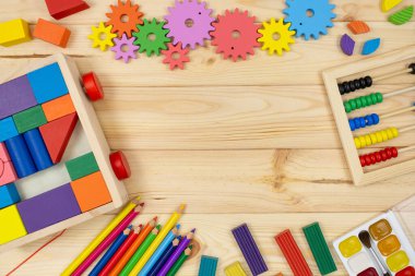 Renkli matematik kesirleri, küpler, tahta masadaki kalemler. Çocuklar için ilginç bir matematik. Eğitim, okula dönüş konsepti.