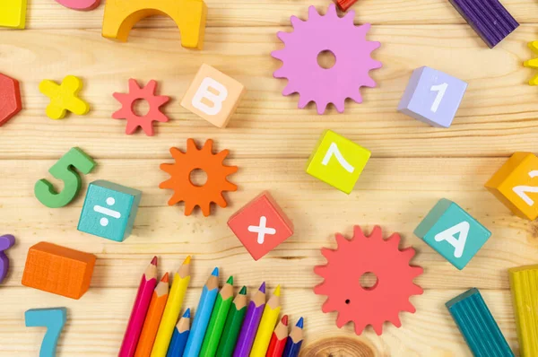 彩色数学分数 立方体 铅笔在木制桌子上 对孩子们来说数学很有趣教育 回到学校的概念 — 图库照片