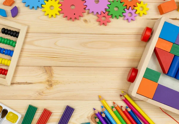 彩色数学分数 立方体 铅笔在木制桌子上 对孩子们来说数学很有趣教育 回到学校的概念 — 图库照片