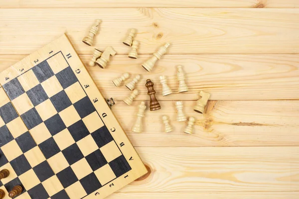 Schachbrett Und Schachfiguren Auf Holzgrund Beliebtes Logikspiel Für Logisches Denken — Stockfoto