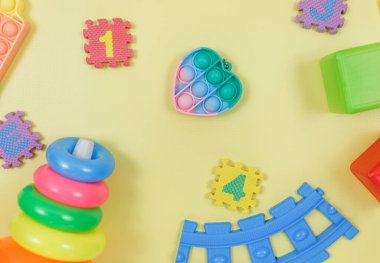Sarı menekşe yeşili arka plandaki bir çocuk için popüler bir anti-stres pop-it oyuncağı. Moda gerilimli Duyusal Fidget Oyuncağı. Yetişkinler ve çocuklar için komik baloncuk renkli aygıt