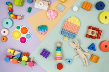 Sarı menekşe yeşili arka plandaki bir çocuk için popüler bir anti-stres pop-it oyuncağı. Moda gerilimli Duyusal Fidget Oyuncağı. Yetişkinler ve çocuklar için komik baloncuk renkli aygıt