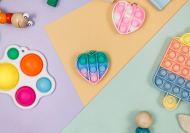 Sarı menekşe yeşili arka plandaki bir çocuk için popüler bir anti-stres pop-it oyuncağı. Moda gerilimli Duyusal Fidget Oyuncağı. Yetişkinler ve çocuklar için komik baloncuk renkli aygıt
