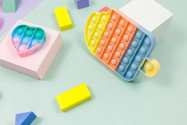 Beliebtes Silikon Stress Pop Spielzeug Für Ein Kind Auf Gelb — Stockfoto