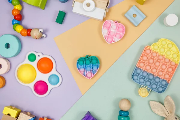 Sarı menekşe yeşili arka plandaki bir çocuk için popüler bir anti-stres pop-it oyuncağı. Moda gerilimli Duyusal Fidget Oyuncağı. Yetişkinler ve çocuklar için komik baloncuk renkli aygıt
