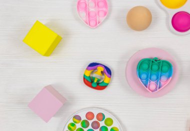Popüler silikon anti-stres beyaz ahşap arka planda oyuncak gibi patlıyor. Moda gerilimli Duyusal Fidget Oyuncağı. Yetişkinler ve çocuklar için komik baloncuk renkli aygıt