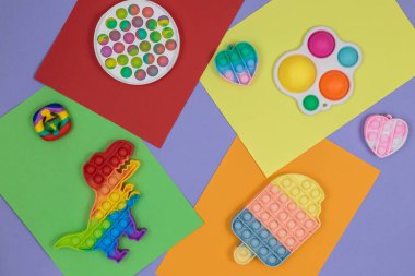 Popüler silikon anti-stres oyuncakları menekşe mavisi sarı arka planda. Moda gerilimli Duyusal Fidget Oyuncağı. Yetişkinler ve çocuklar için komik baloncuk renkli aygıt