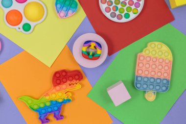 Popüler silikon anti-stres oyuncakları menekşe mavisi sarı arka planda. Moda gerilimli Duyusal Fidget Oyuncağı. Yetişkinler ve çocuklar için komik baloncuk renkli aygıt