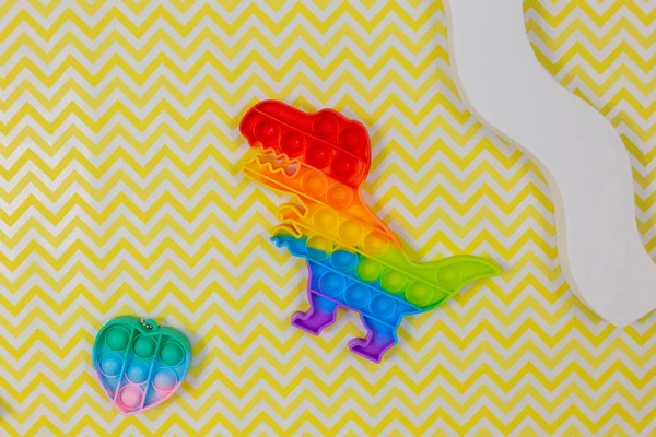 Dinossauros Silicone Populares Stress Pop Brinquedos Fundo Amarelo Aliviador Moda — Fotografia de Stock