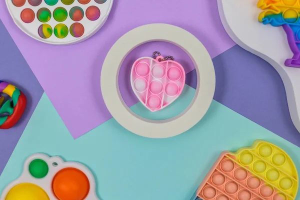 Beliebtes Silikon Stress Pop Spielzeug Auf Violett Blauem Hintergrund Trendy — Stockfoto