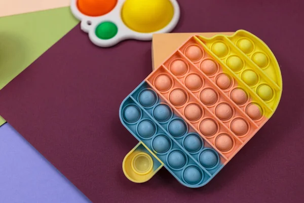 Beliebtes Silikon Stress Pop Spielzeug Für Kinder Auf Gelb Violett — Stockfoto