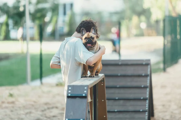 Teenager Insegnare Suo Bulldog Francese Carino Sul Parco Giochi Speciale — Foto Stock