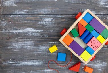 Ahşap üzerinde büyük renkli ahşap yapı seti. Okula dönmek, anaokulu oyunları, anaokulu eğitimi..