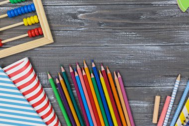 Ahşap renkli oyuncaklar, bloklar, defterler, ahşap masadaki kesirler. Okula dönmek, anaokulu oyunları, anaokulu eğitimi..