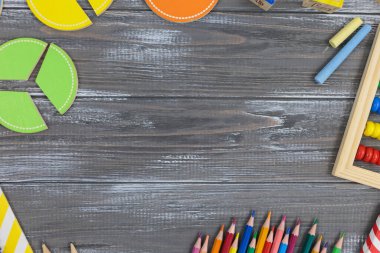 Ahşap renkli oyuncaklar, bloklar, defterler, ahşap masadaki kesirler. Okula dönmek, anaokulu oyunları, anaokulu eğitimi..