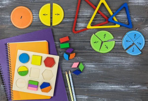 Bunte Holzspielzeuge Klötze Notizbücher Brüche Auf Holztischen Zurück Die Schule — Stockfoto