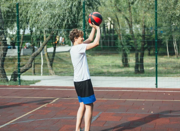 Netter Teenager Spielt Basketball Auf Einem Städtischen Spielplatz Ein Junge — Stockfoto