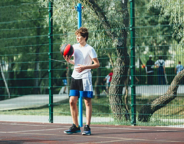 Netter Teenager Spielt Basketball Auf Einem Städtischen Spielplatz Ein Junge — Stockfoto