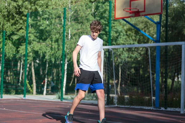 Roztomilý Teenager Hraje Basketbal Městském Hřišti Chlapec Drží Venku Rukou — Stock fotografie