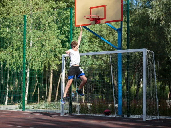 Roztomilý Teenager Hraje Basketbal Městském Hřišti Chlapec Drží Venku Rukou — Stock fotografie