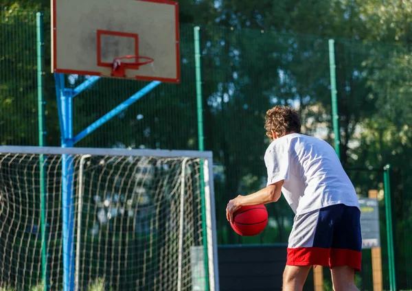 귀여운 운동장에서 농구를 밖에서 활동적 어린이를 스포츠 — 스톡 사진