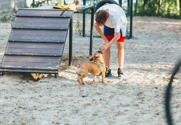 Ragazzo Proprietario Bulldog Francese Addestra Cane Nel Parco Addestramento Del — Foto Stock