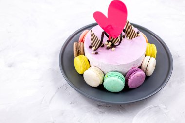 Pastayı kurabiyeyle kapat. Mutlu yıllar..