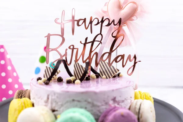 Torta Compleanno Viola Con Topper Buon Compleanno Cappelli Carta Macaron — Foto Stock