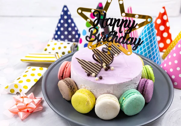 Torta Compleanno Viola Con Topper Buon Compleanno Cappelli Carta Macaron — Foto Stock