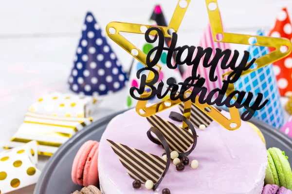 Gâteau Anniversaire Violet Avec Topper Joyeux Anniversaire Chapeaux Papier Macarons — Photo