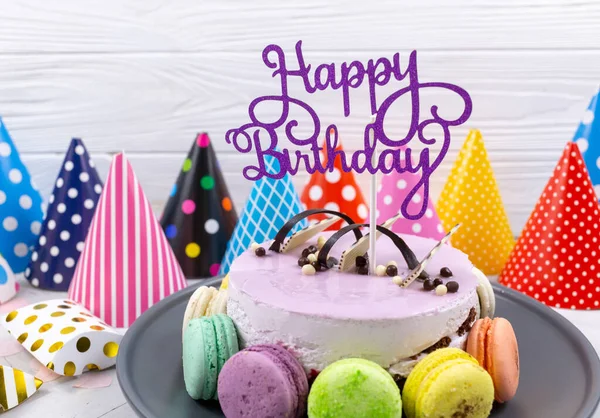 Torta Compleanno Viola Con Topper Buon Compleanno Cappelli Carta Macaron — Foto Stock