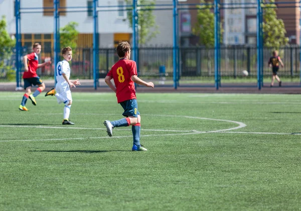 Adolescente Sportswear Vermelho Joga Futebol Campo Dribla Bola Jovens Jogadores — Fotografia de Stock