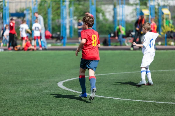 Adolescente Abbigliamento Sportivo Rosso Gioca Calcio Sul Campo Gocciola Palla — Foto Stock