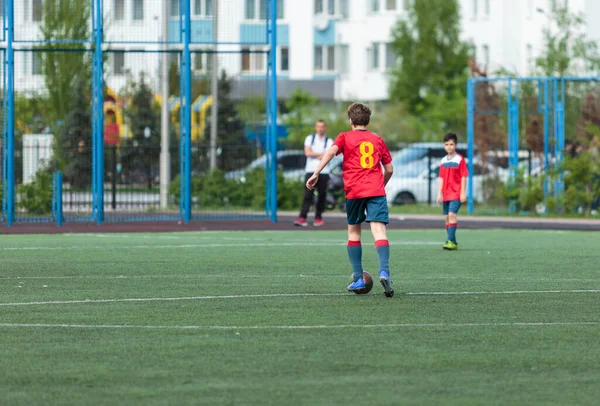 Tiener Rode Sportkleding Speelt Voetbal Het Veld Dribbelt Bal Jonge — Stockfoto