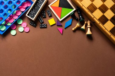 Tahta oyunların ve parçaların renkli çeşitleri gündelik bir ortamda ahşap bir yüzey üzerinde sergilenir.