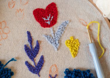 Güneşli bir öğleden sonra, el sanatları dersinde renkli iplik ve çiçek tasarımı. Kapat.