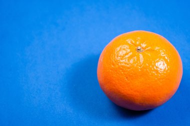 mavi bir arka plan üzerine portakal mandarin