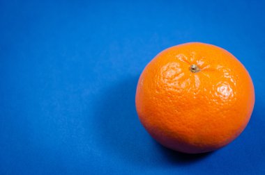mavi bir arka plan üzerine portakal mandarin