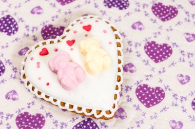 Gingerbread yastık üzerinde üstte iki ayı ile kalp şeklinde